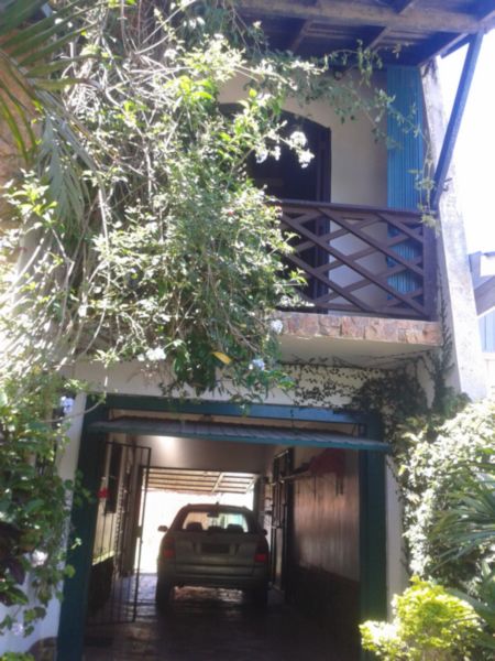 Casa com 196m², 3 dormitórios, 2 suítes, 6 vagas no bairro Aberta Dos Morros em Porto Alegre para Comprar