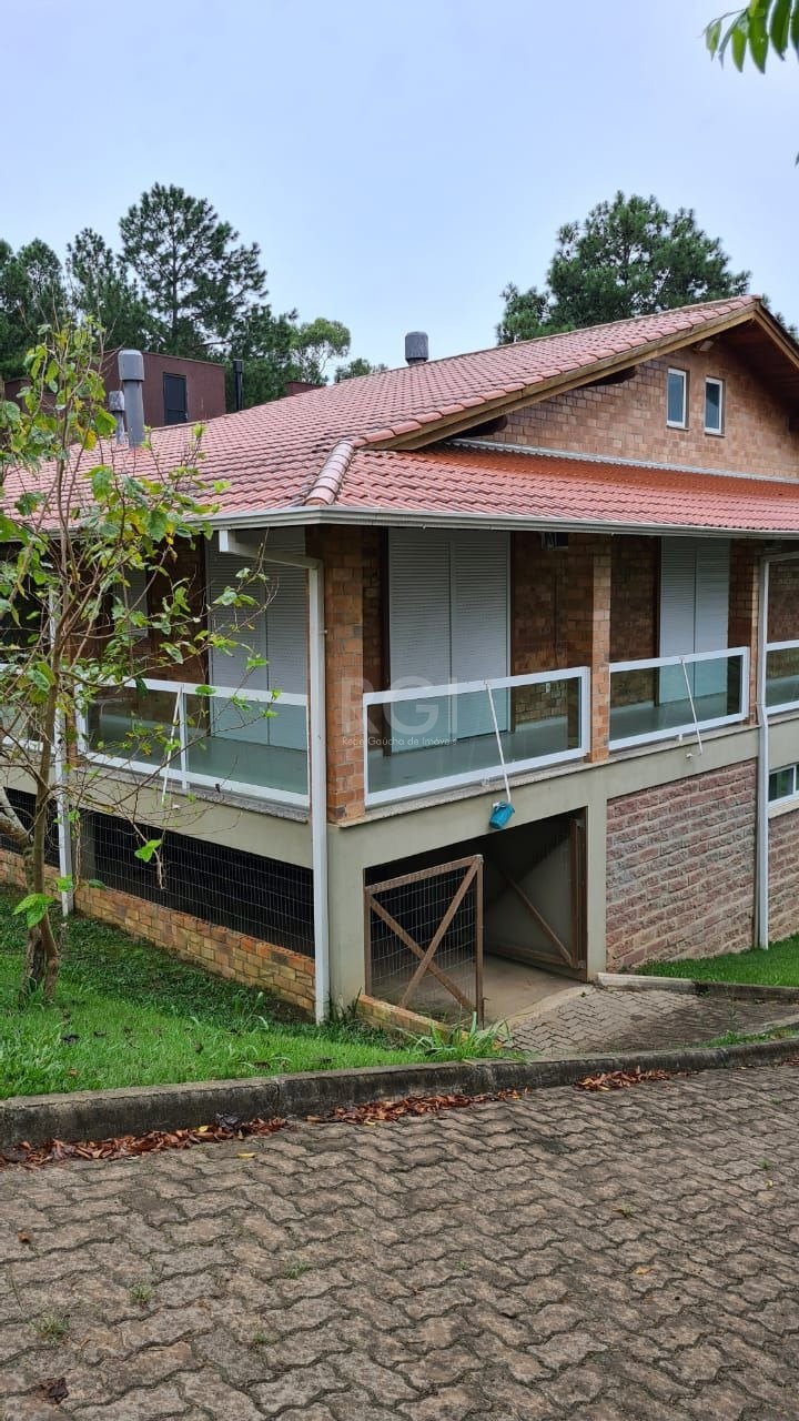 Casa com 306m², 3 dormitórios, 1 suíte, 4 vagas no bairro Hípica em Porto Alegre para Comprar